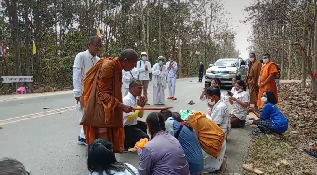 หลวงตาบุญชื่น ขณะเดินธุดงค์