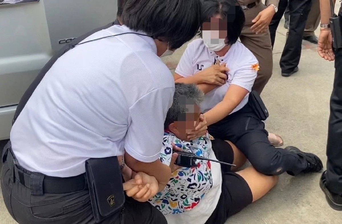 หญิงสูงวัยรายนี้ถูกเจ้าหน้าที่ควบคุมตัว หลังตะโกนด่าพล.อ.ประยุทธ์ จันทร์โอชา นายกฯ เมื่อครั้งลงพื้นที่จ.ราชบุรี