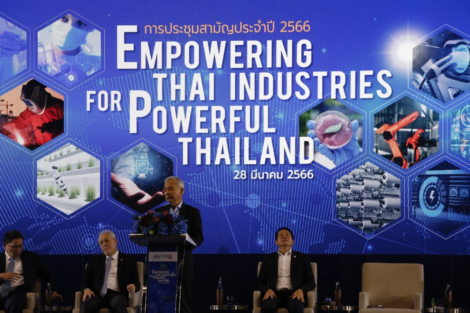  9 พรรคการเมือง เปิดนโยบายเศรษฐกิจผ่านเวทีเสวนา “วิสัยทัศน์การขับเคลื่อนภาคอุตสาหกรรมไทย”  จัดโดยสภาอุตสาหกรรมแห่งประเทศไทย