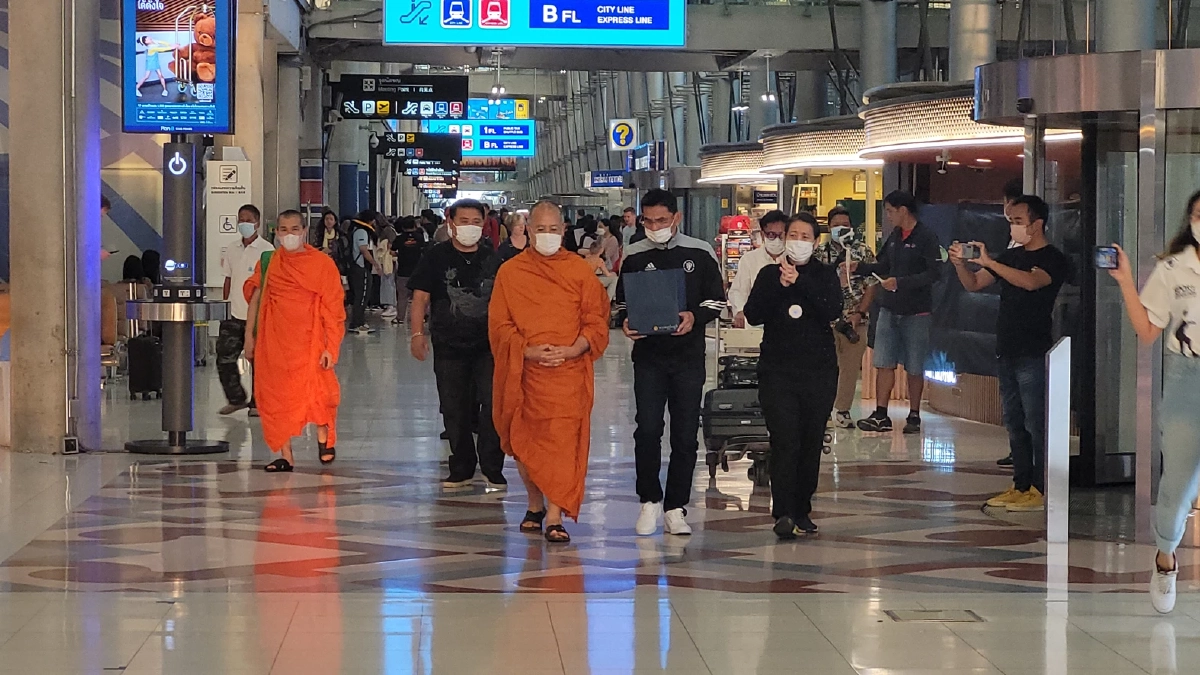 ซิโก้ นำอัฐิ น้องดอม กลับถึงไทย