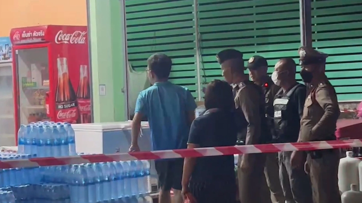ตำรวจเข้าตรวจสอบที่เกิดเหตุคนร้ายบุกยิงเจ้าของร้านโชห่วยดับ