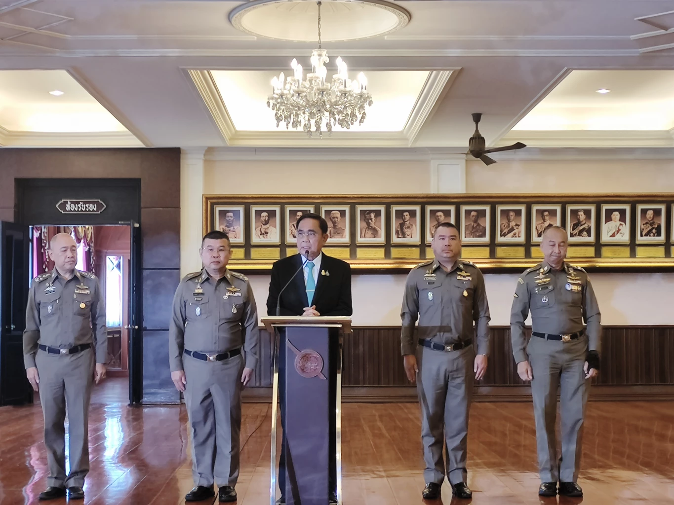 นายกรัฐมนตรีประชุม