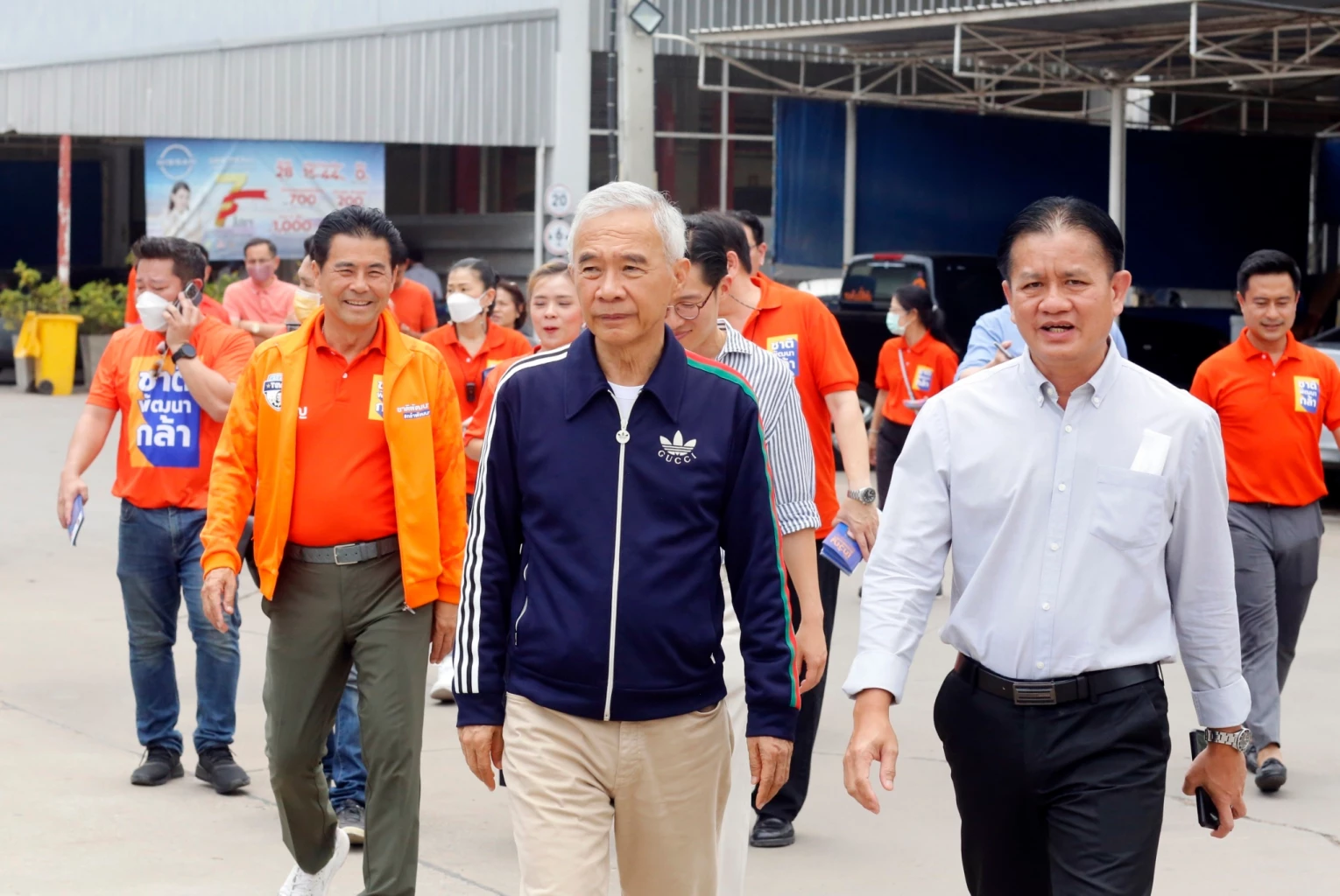 นายสุวัจน์ ลิปตพัลลภ ประธานพรรคชาติพัฒนากล้า เยี่ยมชมนิคมอุตสาหกรรมนวนครและผู้ใช้แรงงานอุตสาหกรรม