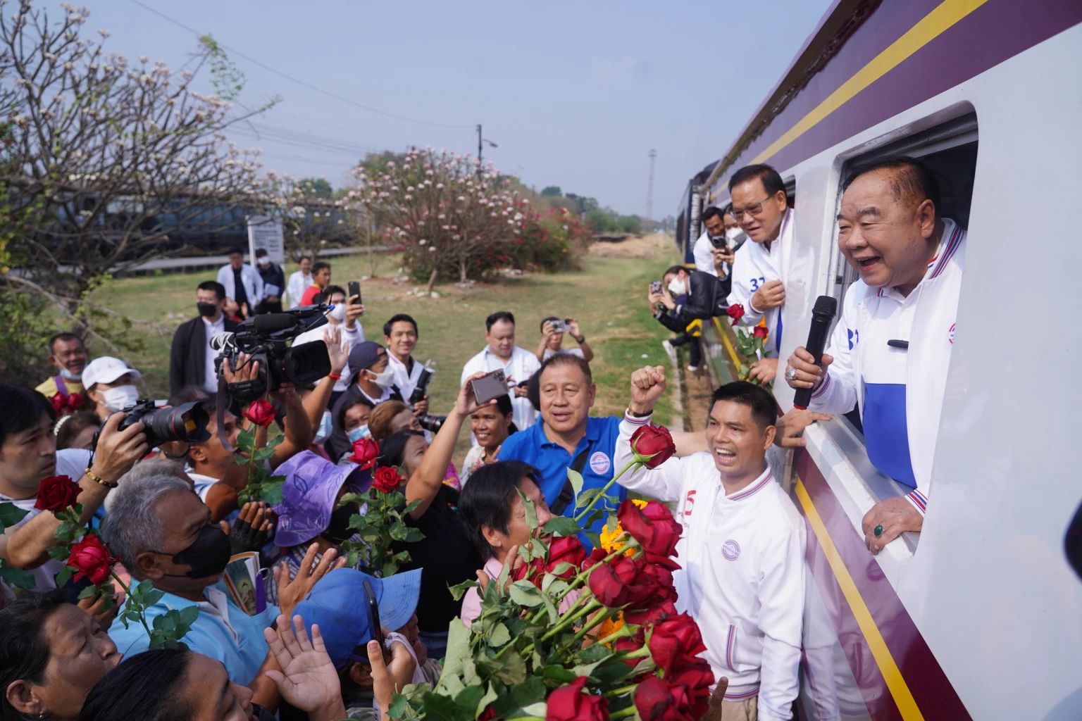 พล.อ.ประวิตร พบปะประชาชนระหว่างนั่งรถไฟ