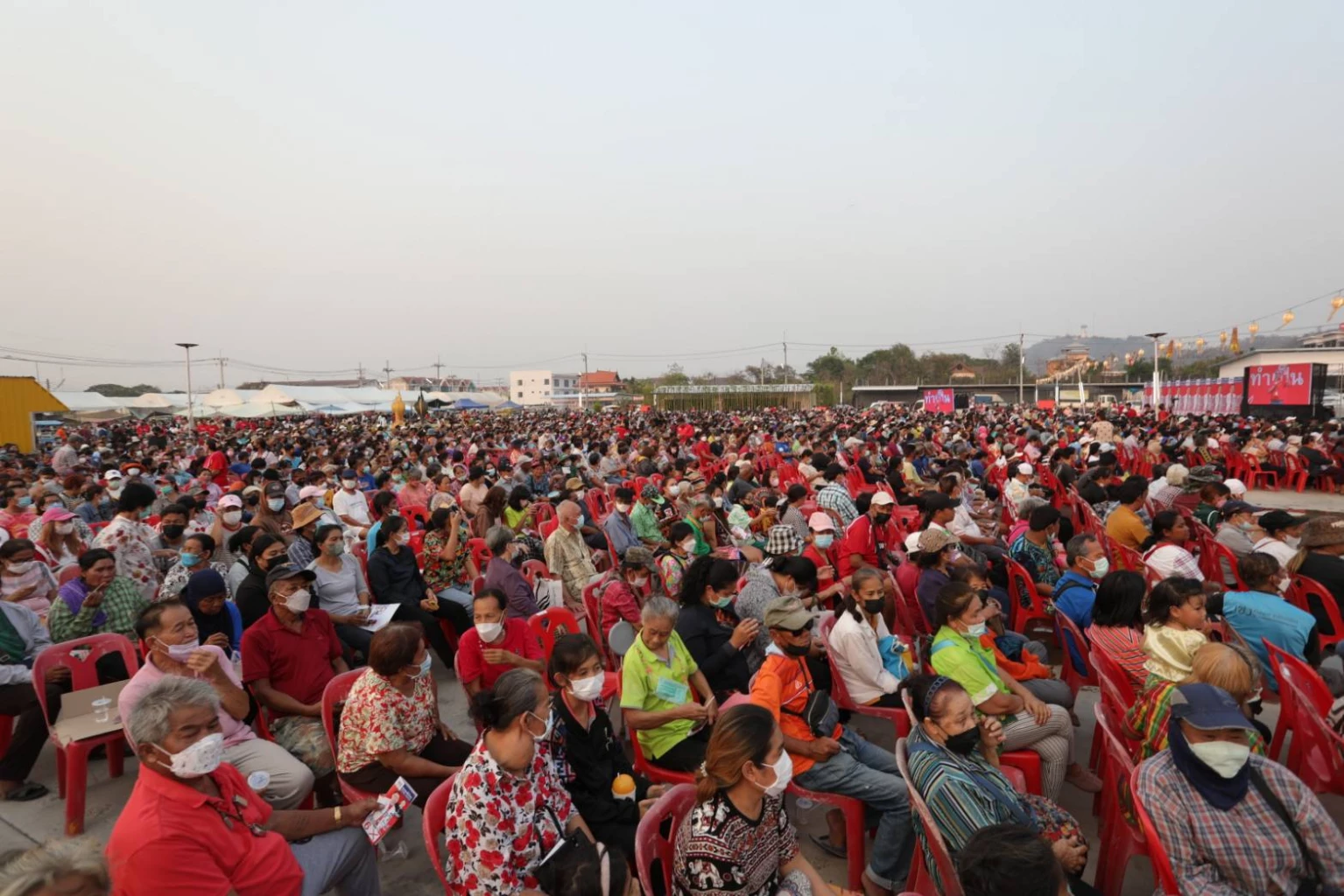 ประชาชนชาวนครสวรรค์ร่วมฟังปราศรัยพรรคเพื่อไทย