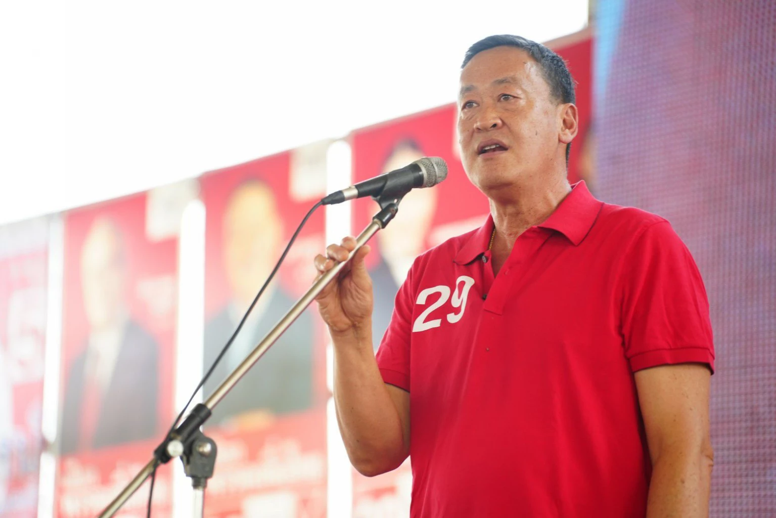  นายเศรษฐา ทวีสิน