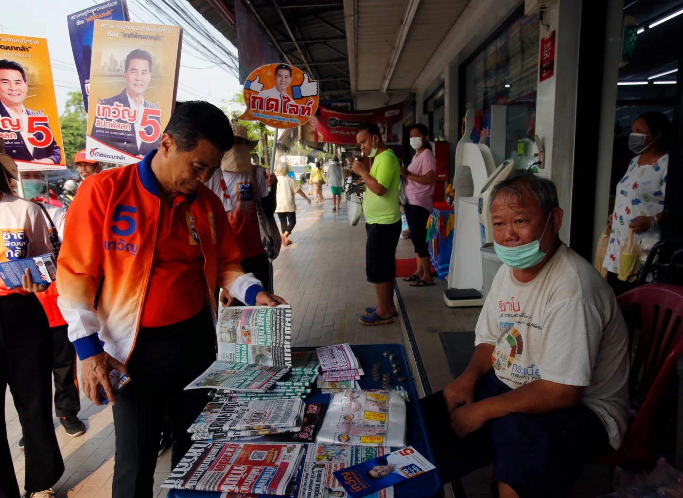 นายเทวัญ ลิปตพัลลภ รับฟังปัญหาสินค้าราคาแพงจากคนโคราช