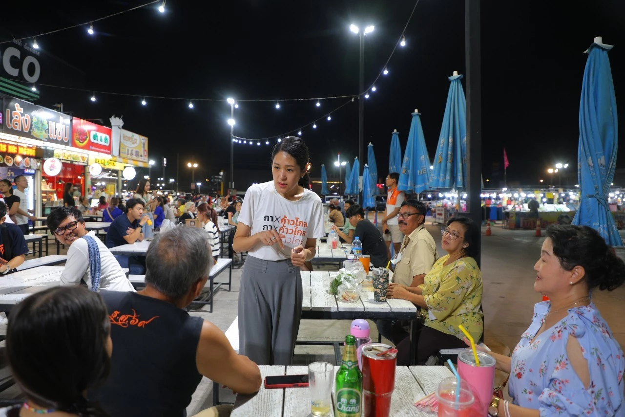 ช่่อ พรรณืการ์ ก้าวไกล31 พบปะพูดคุนกับคนโคราช