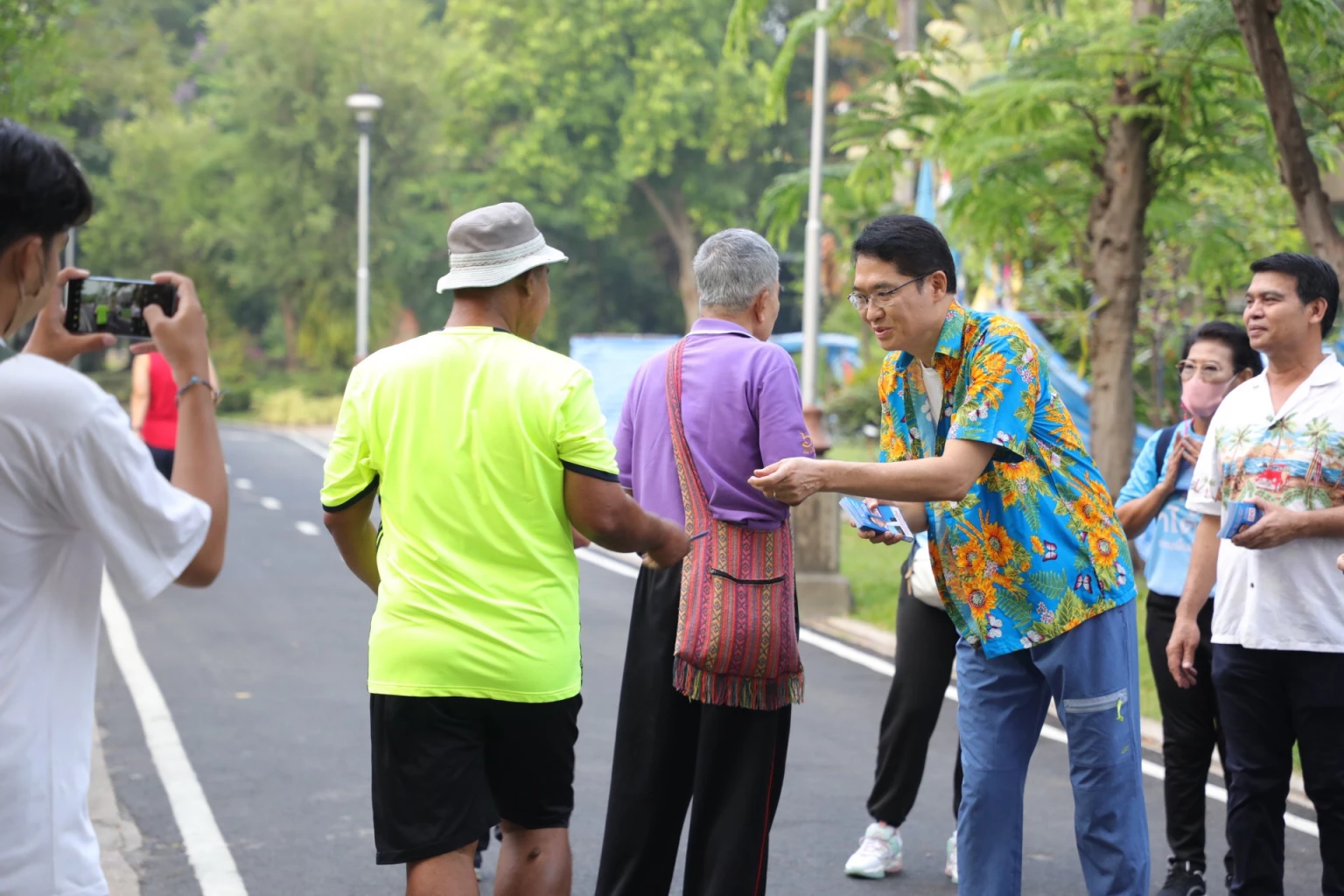 องอาจ-มาดามเดียร์-ดร.เอ้ เดินสวนธนบุรีรมย์ ขอเสียงสนับสนุน นายชยิน พึ่งสาย ผู้สมัคร สส. พรรคประชาธิปัตย์