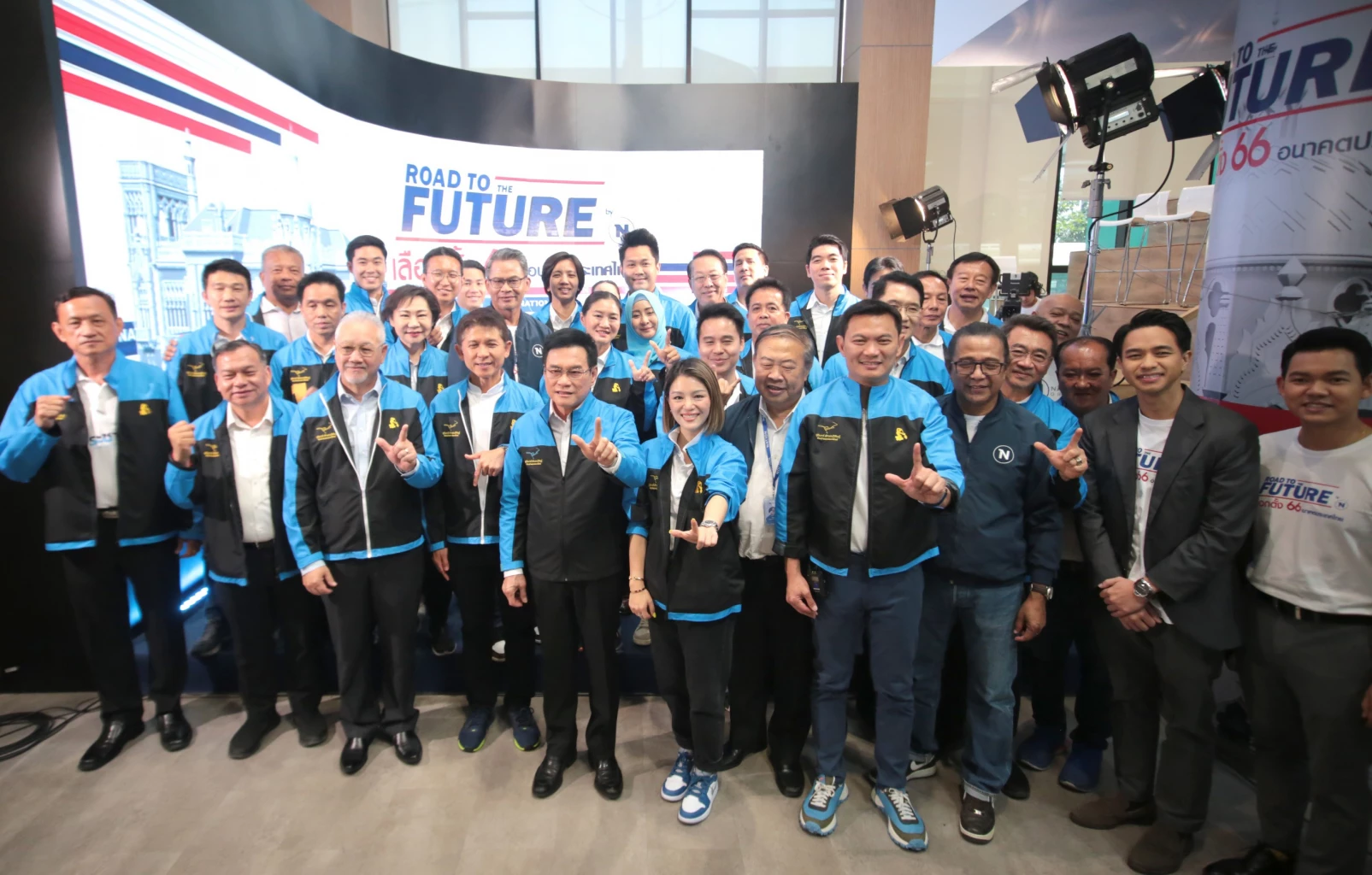 ขุนพลพรรคประชาธิปัตย์ พร้อมทีมผู้สมัคร สส. กทม. เยือนสู่เครือเนชั่นฯ