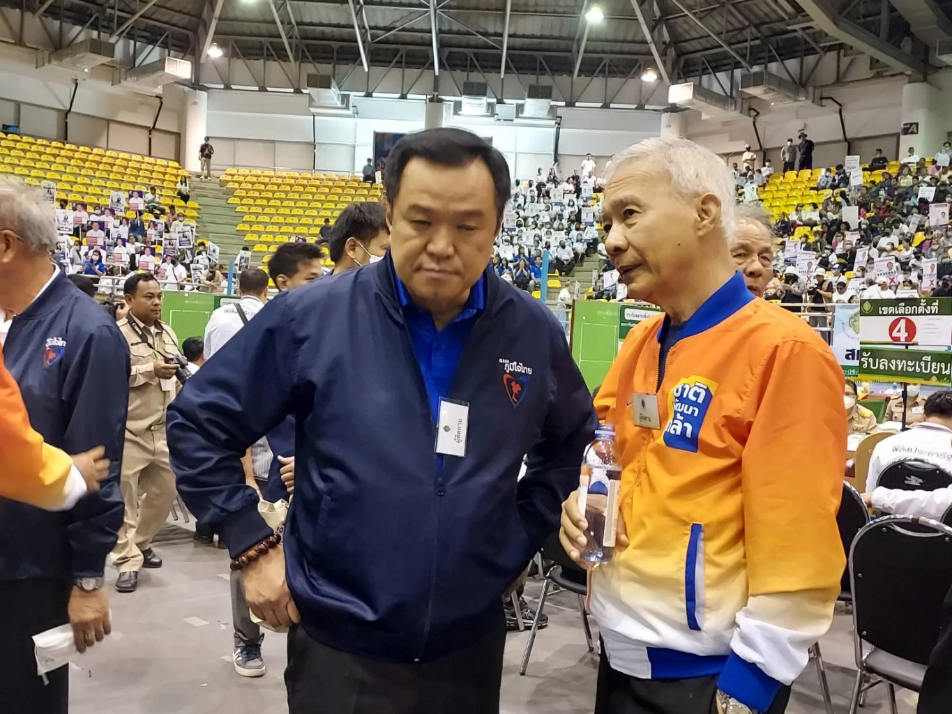 นายสุวัจน์ ลิปตพัลลภ  ทักทาย นายอนุทิน ชาญวีรกูล หัวหน้าพรรคภูมิใจไทย ซึ่งเป็น1 ใน 11 พรรคการเมืองที่ส่งผู้สมัคร ลงสนามโคราช