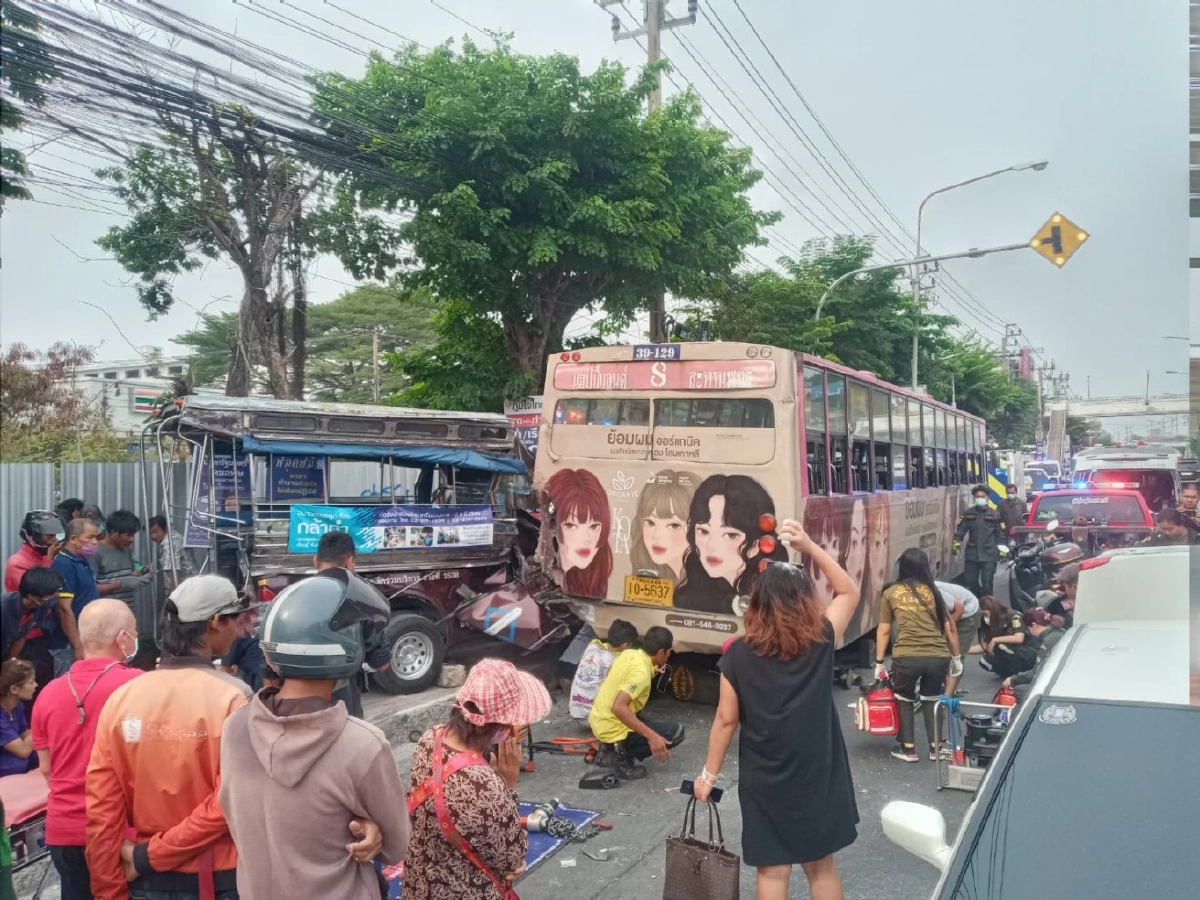 สองแถว - รถเมล์สาย 8 ชนสนั่นเสรีไทย เจ็บ 13 ราย