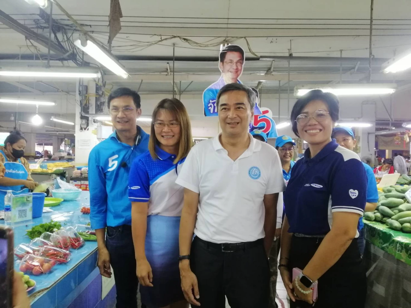 'อภิสิทธิ์' อ้อนขอเสียงพ่อค้าแม่ค้าพิษณุโลกเลือก‘ประชาธิปัตย์ เบอร์ 26’