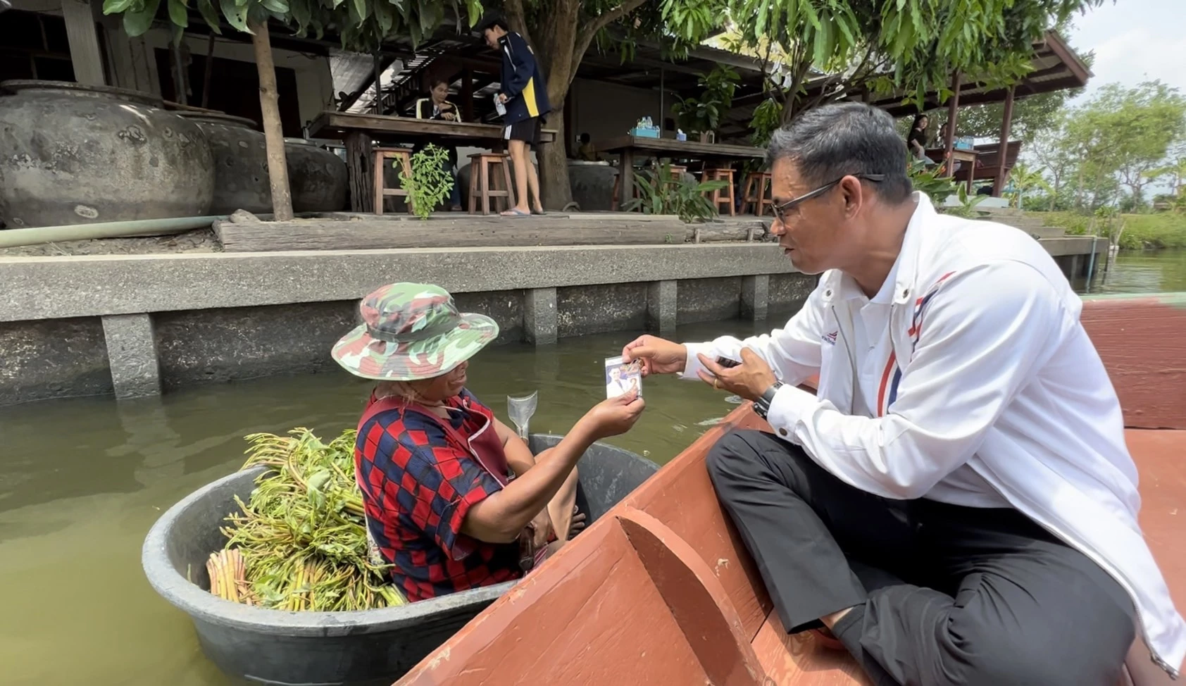 กำนันเก่งล่องเรือหาเสียง