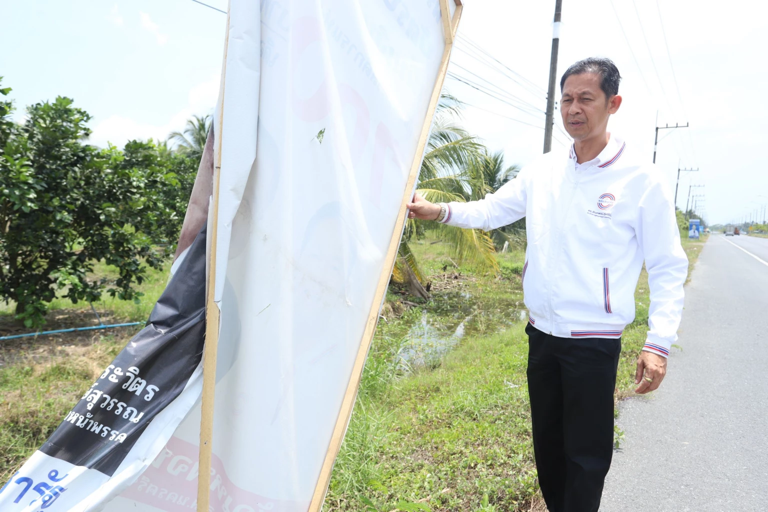 ป้ายหาเสียงถูกทำลาย