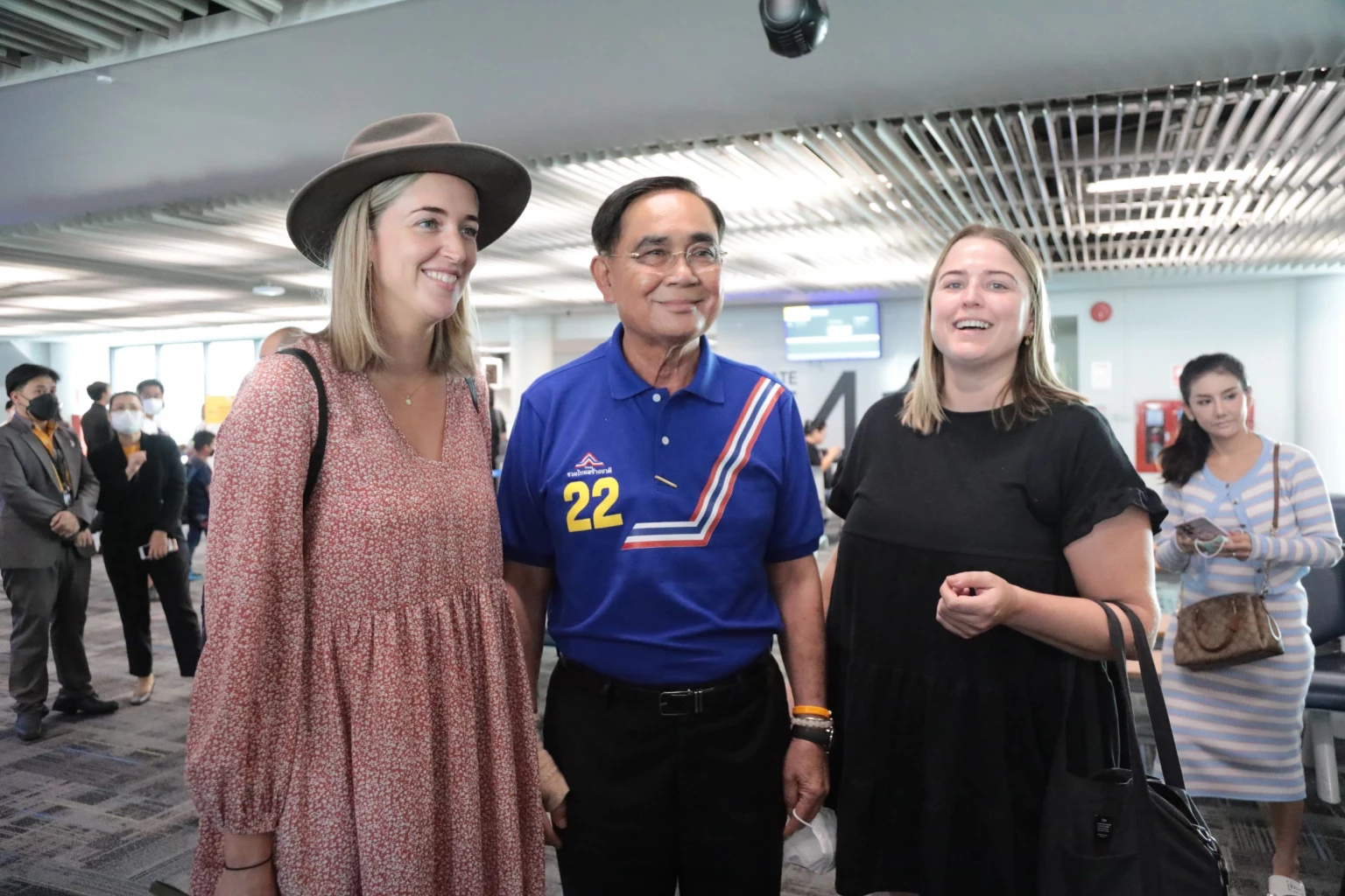 เจอกันที่ดอนเมือง 'ประยุทธ์' อวยพรให้ 'ท็อป วราวุธ' โชคดี