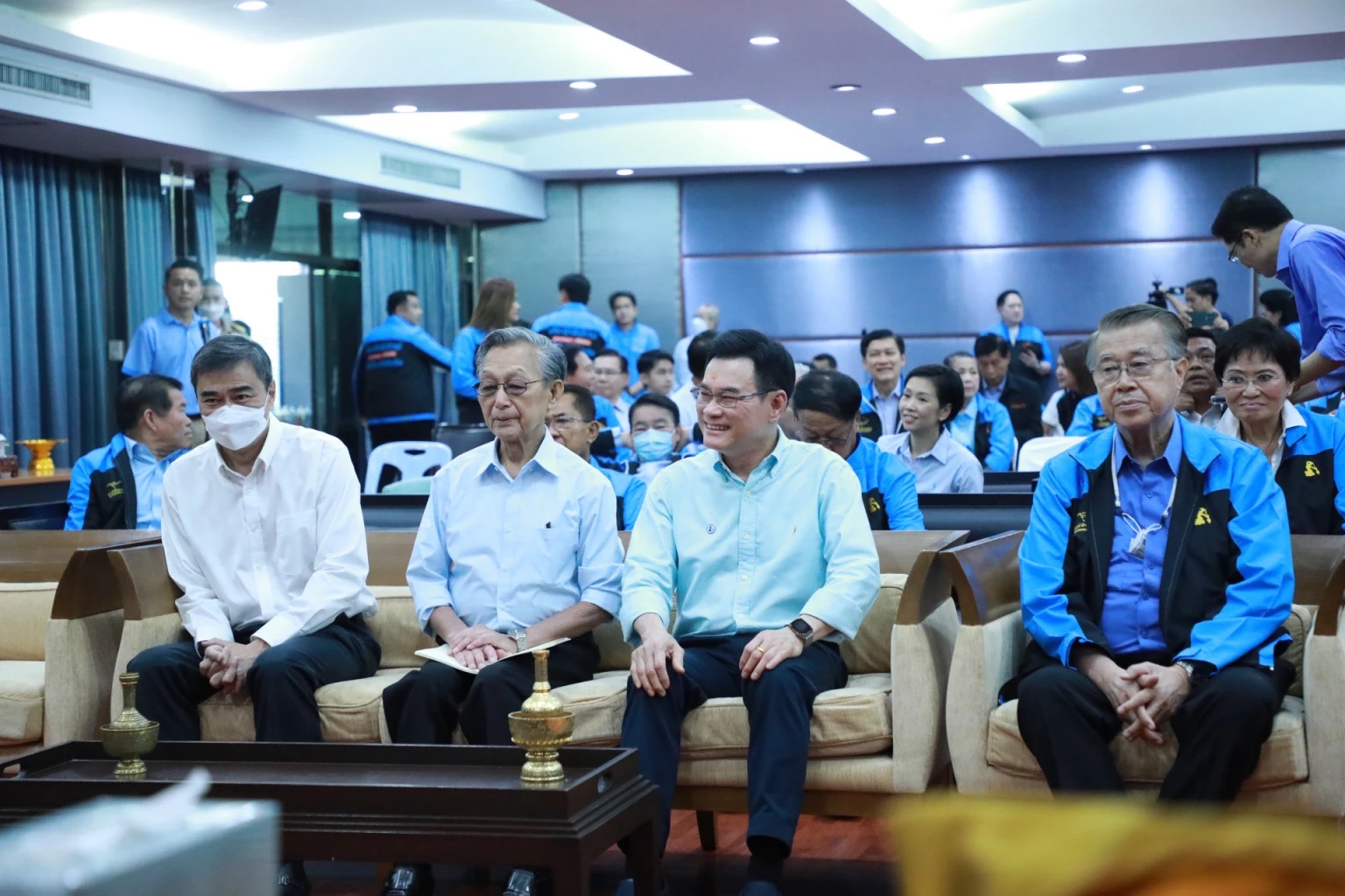 หัวหน้าพรรคประชาธิปัตย์ ในอดีตและปัจจุบัน