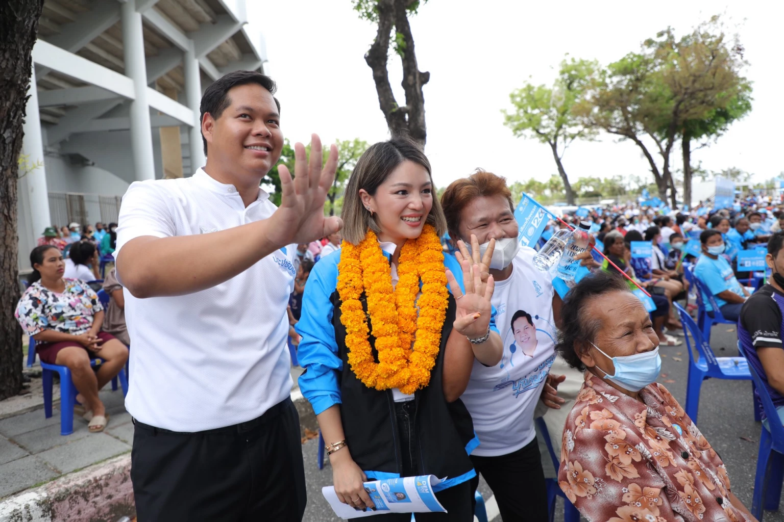 มาดามเดียร์ ลุยหาเสียงช่วย นายสรรเพชญ บุญญามณี เบอร์ 4 