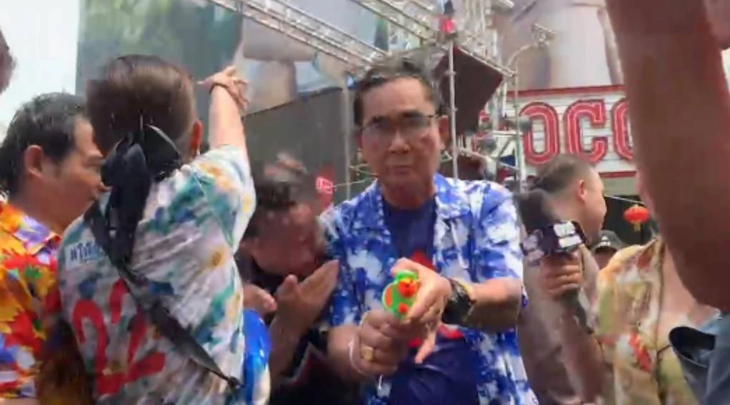 นายกฯเล่นน้ำถนนข้าวสาร