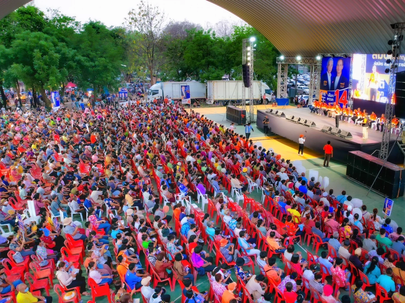มวลชนจำนวนมาก ฟังการปราศรัยพรรคชาติพัฒนากล้า 