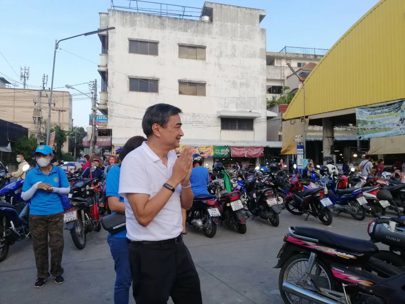 นายอภิสิทธิ์ อ้อนขอคะแนนเสียงจากพ่อค้าแม่ค้า