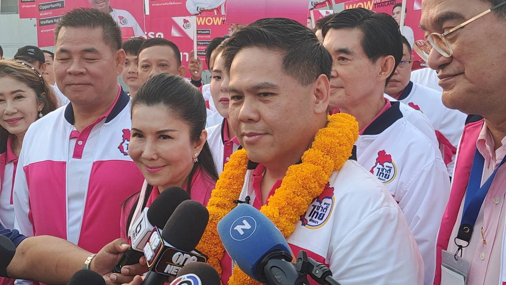 นายวราวุธ ศิลปอาชา 