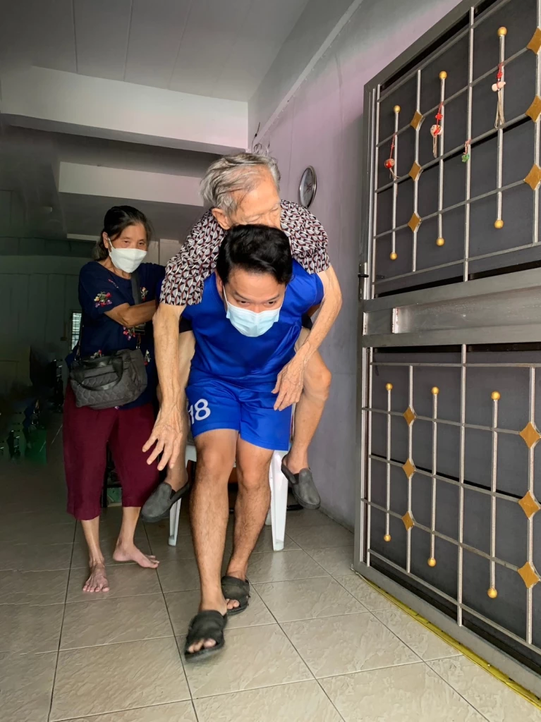 โอเล่ เอกชัย ผ่องจิตร์ ช่วยผู้สูงวัย ช่วงโควิด-19 ระบาดหนัก