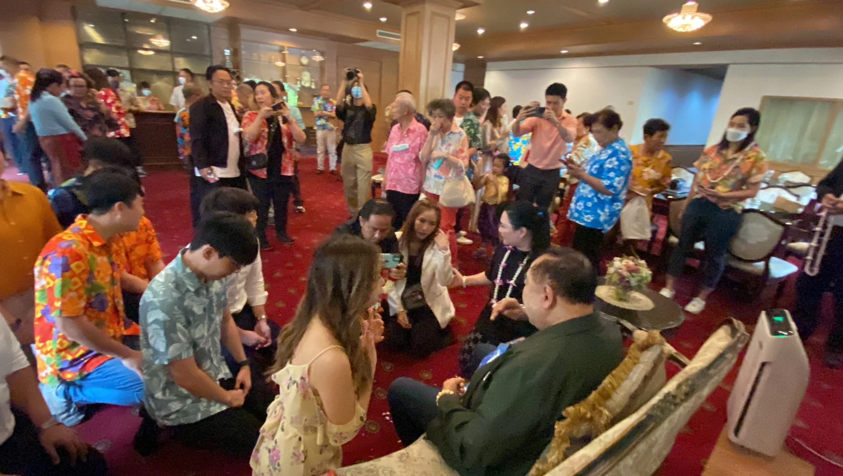 พล.อ.ประวิตร ต้อนรับคนรุ่นใหม่ 