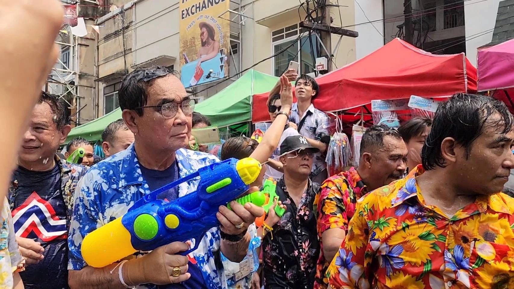 เพจลุงตู่ตูน ยกฝีมือ 'ประยุทธ์' ทำสงกรานต์คึกครื้น-คนไทยเป็นสุข