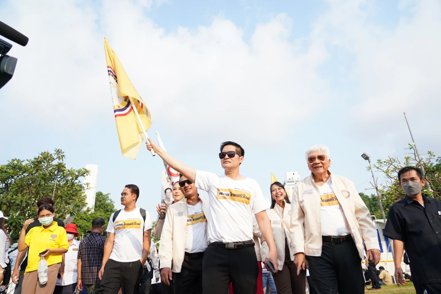 ‘เลือกตั้ง66’ ประมวลภาพ รับสมัคร สส. กทม.สุดคึกคัก!