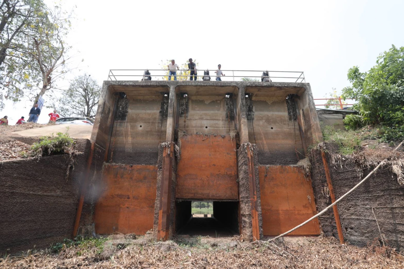 นายสมศักดิ์ลงพื้นที่อ.บางกระทุ่ม รับฟังปัญหาประตูน้ำชลประทานชำรุดเสียหาย