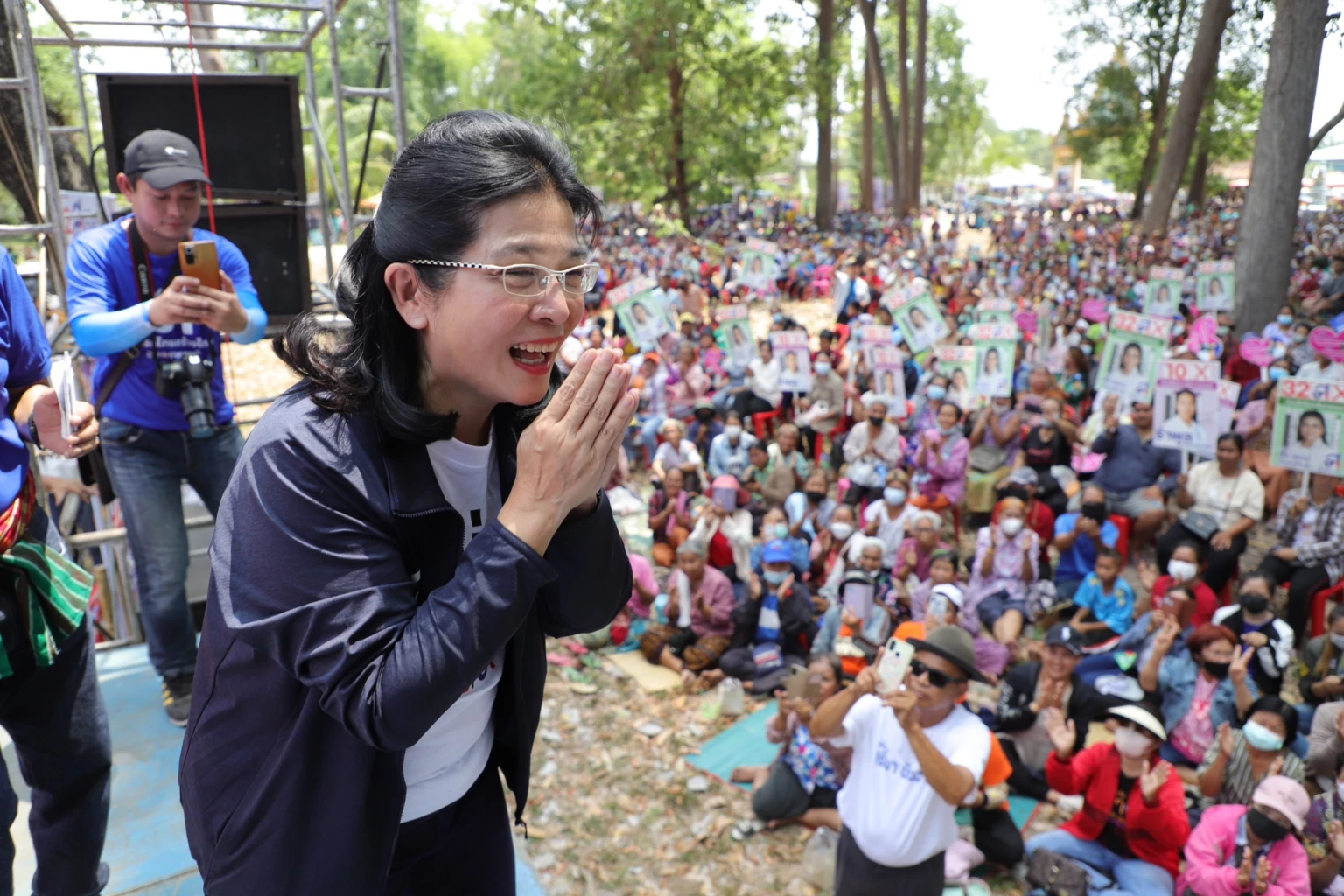 คุณหญิงสุดารัตน์ ด้รับการต้อนรับจากชาวอุบลราชธานีอย่างอบอุ่น