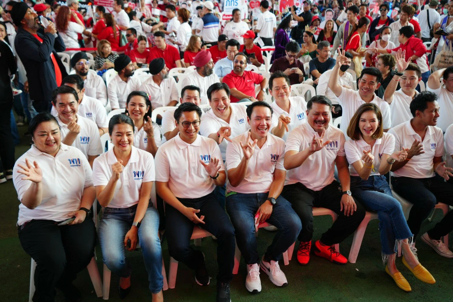 ลิ้ม ศรัณยสัณฑ์ วีรกุลสุนทร นั่งใกล้ วันเฉลิม อยู่บำรุง 