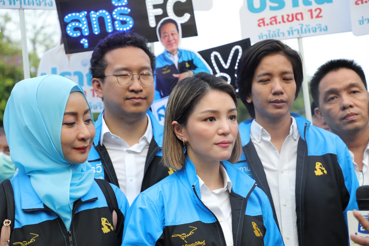 ‘มาดามเดียร์-ดร.เอ้’ ขี่สกู๊ตเตอร์ไฟฟ้า- มั่นใจ ปชป.คัมแบ็ก