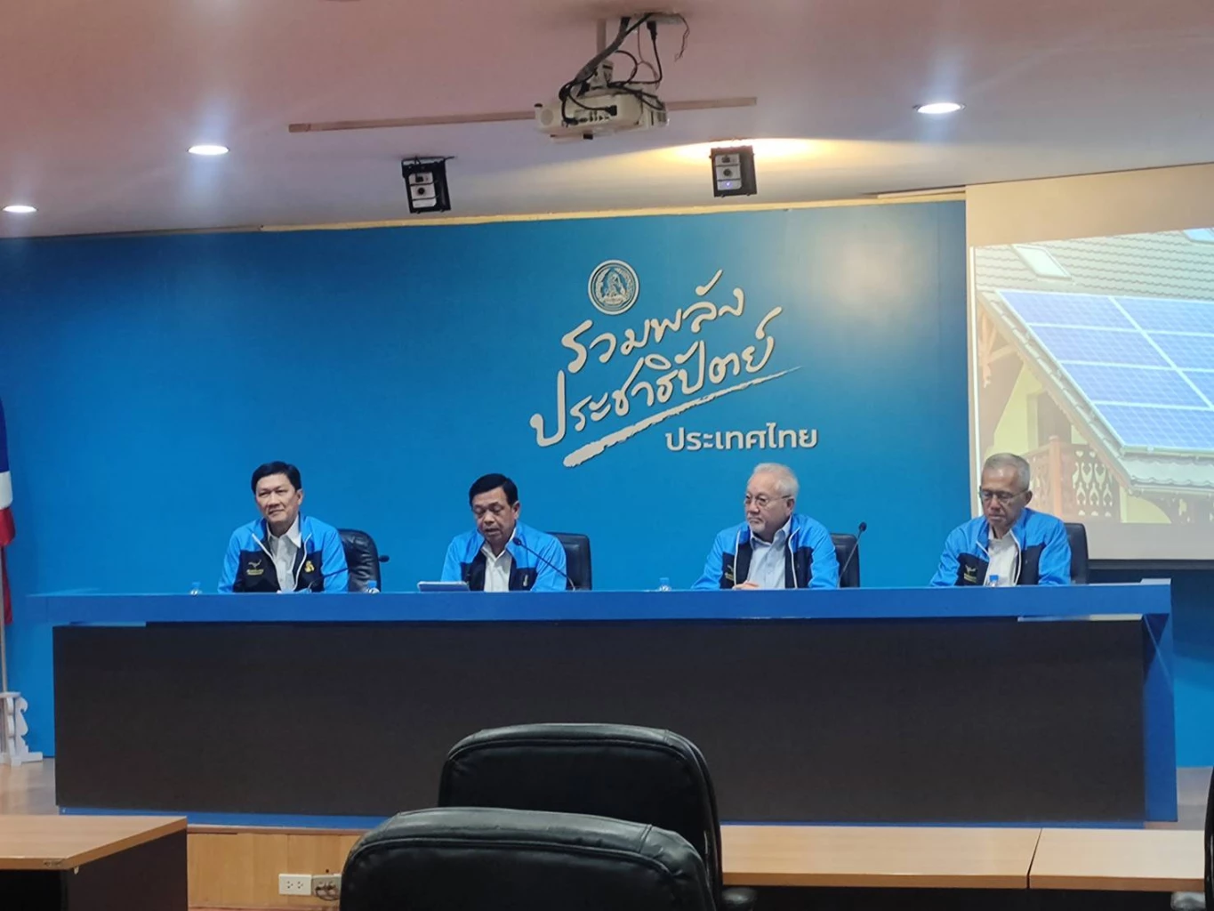 ทีมเศรษฐกิจพรรคประชาธิปัตย์ 