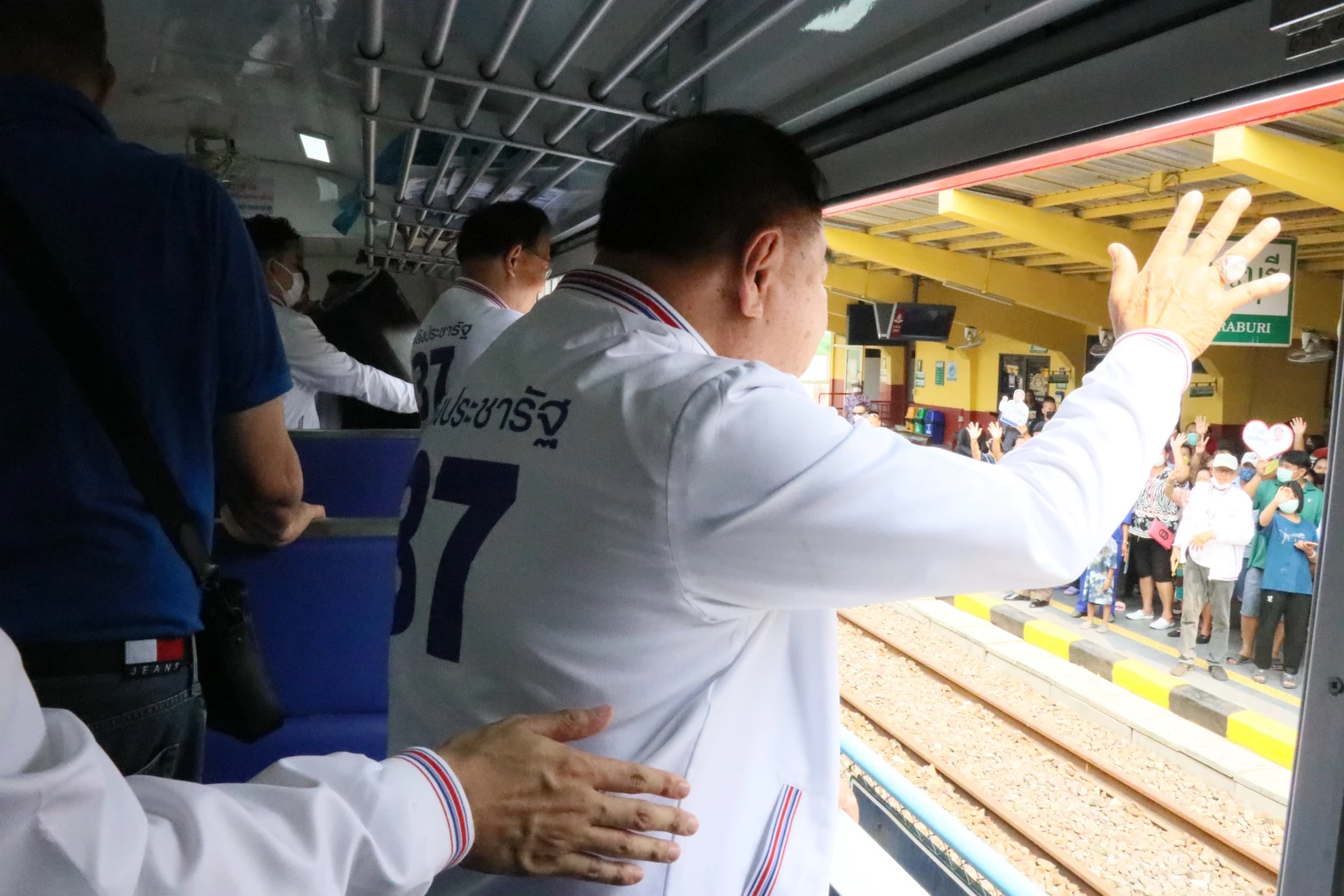  พล.อ.ประวิตร ทักทายประชาชน