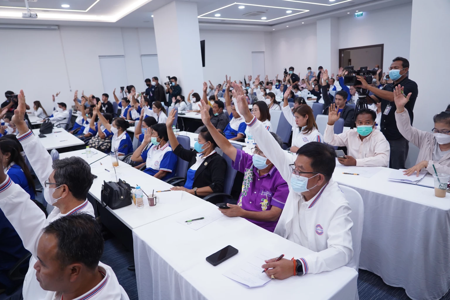 กรรมการบริหารพรรคและสมาชิก รับรอง 20 นโยบาย