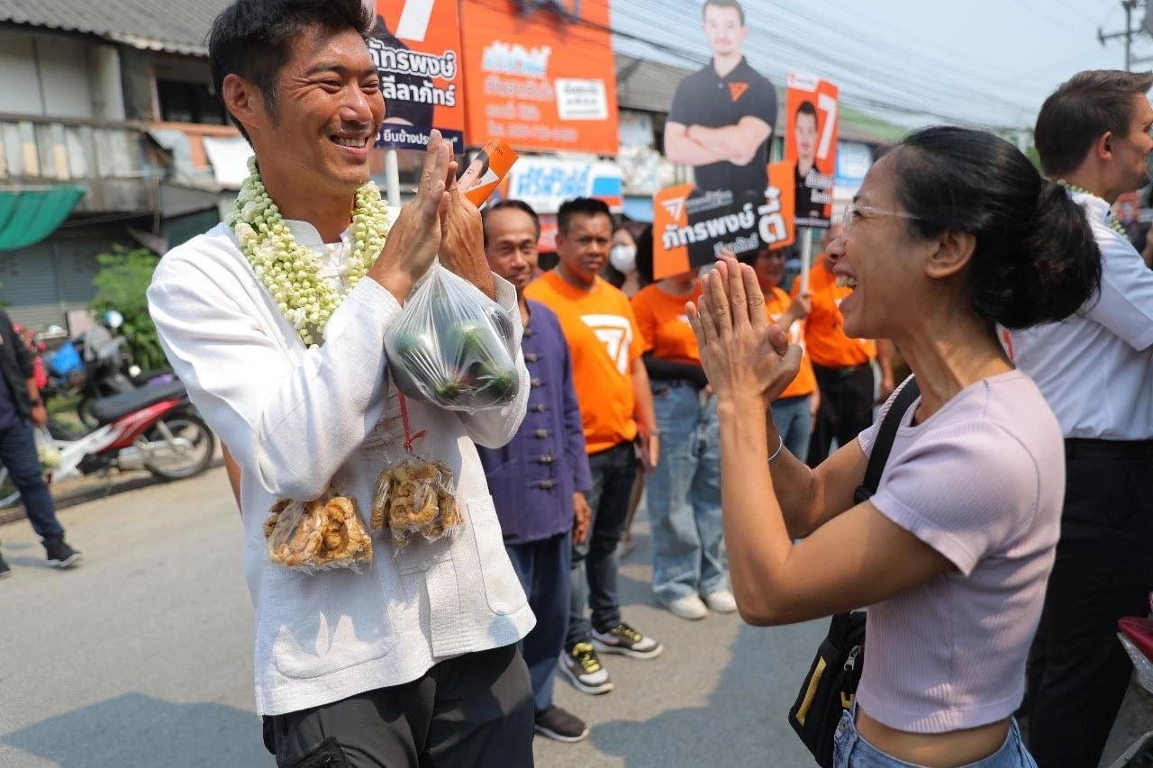 ประชาชนในพื้นที่ จ.เชียงใหม่  มอบอาหารขึ้นชื่ออย่างแคบหมู ผลไม้นานาชนิดให้ เอก ธนาธร จึงรุ่งเรืองกิจ