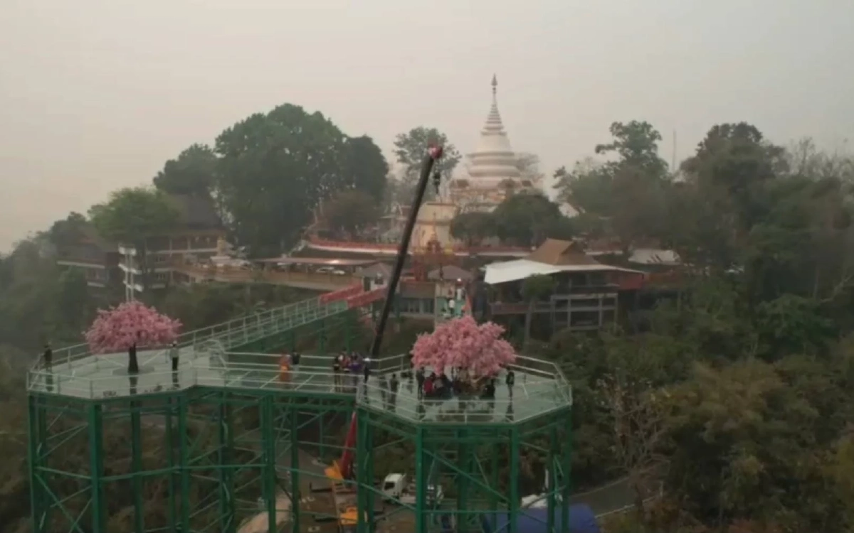 สกายวอล์ตผาเงา จ.เชียงราย ว่อมแซมกระจกแผ่นที่แตกร้าว เตรียมเปิดให้ขึ้นไปท่องเที่ยว 10 เม.ย.66