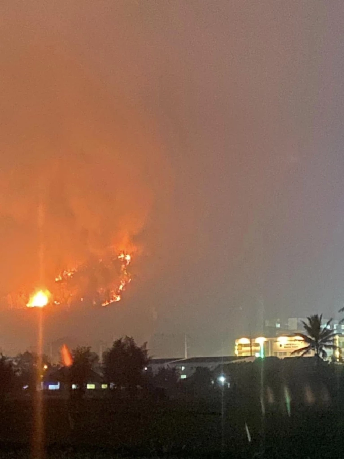 ไฟป่าบนดอยจระเข้ ใกล้ รพ.แม่จัน  ล่าสุดควบคุมได้แล้ว 