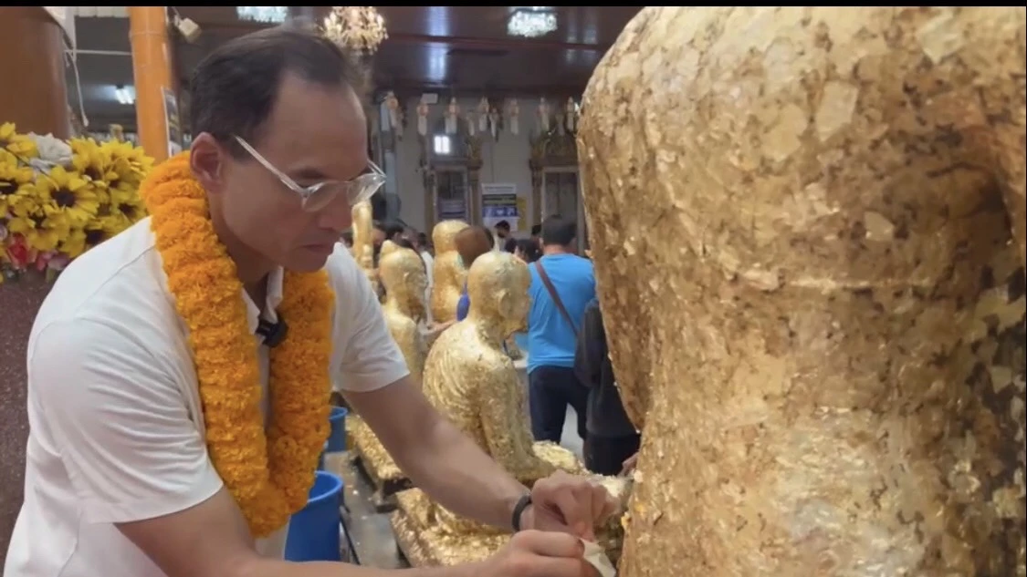 นายกรณ์ จาติกวณิช หัวหน้าพรรคชาติพัฒนากล้า ถวายสักการะหลวงพ่อวัดไร่ขิง และสิ่งศักดิ์สิทธิประจำวัดไร่ขิง นครปฐม