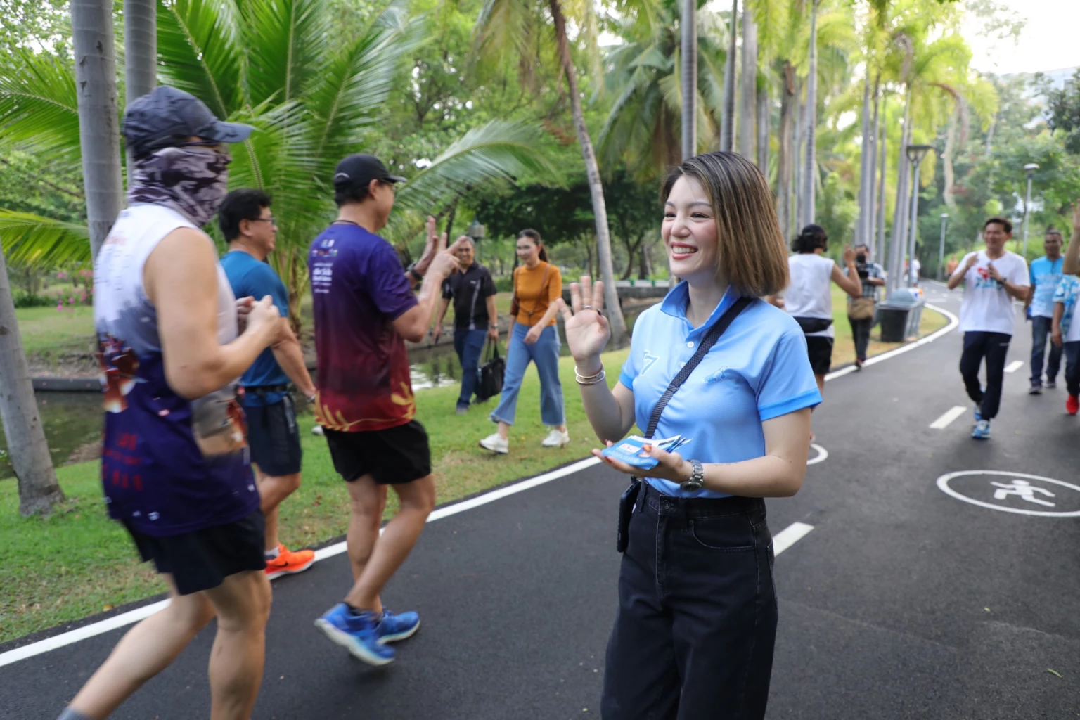 องอาจ-มาดามเดียร์-ดร.เอ้ เดินสวนธนบุรีรมย์ ขอเสียงสนับสนุน ชยิน พึ่งสาย ผู้สมัคร สส.เขตราษฎร์บูรณะ-ทุ่งครุ 