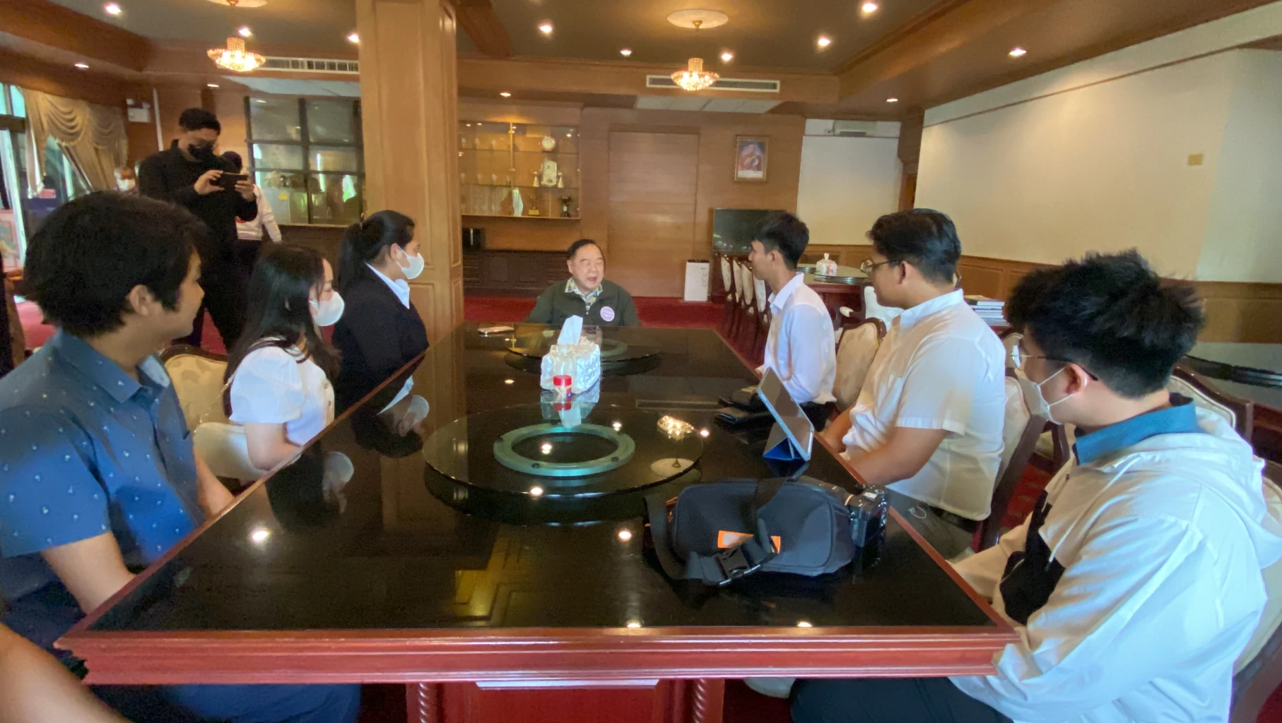 'บิ๊กป้อม'เปิดห้องคุยนักศึกษาถกก้าวข้ามความขัดแย้งชื่นมื่น