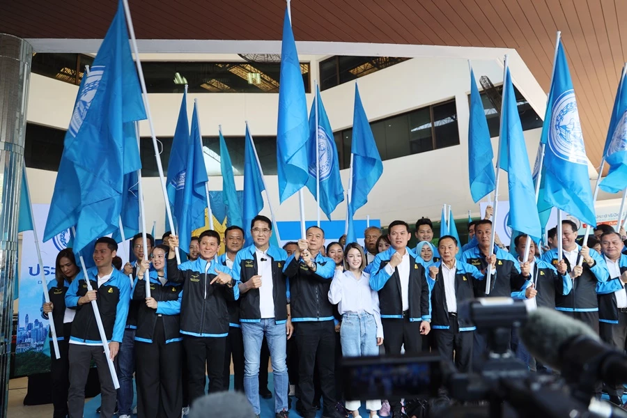  ปชป.มอบธงชัยประชาธิปัตย์ให้ผู้สมัคร สส.กทม. ทั้ง 33 คน/เขต