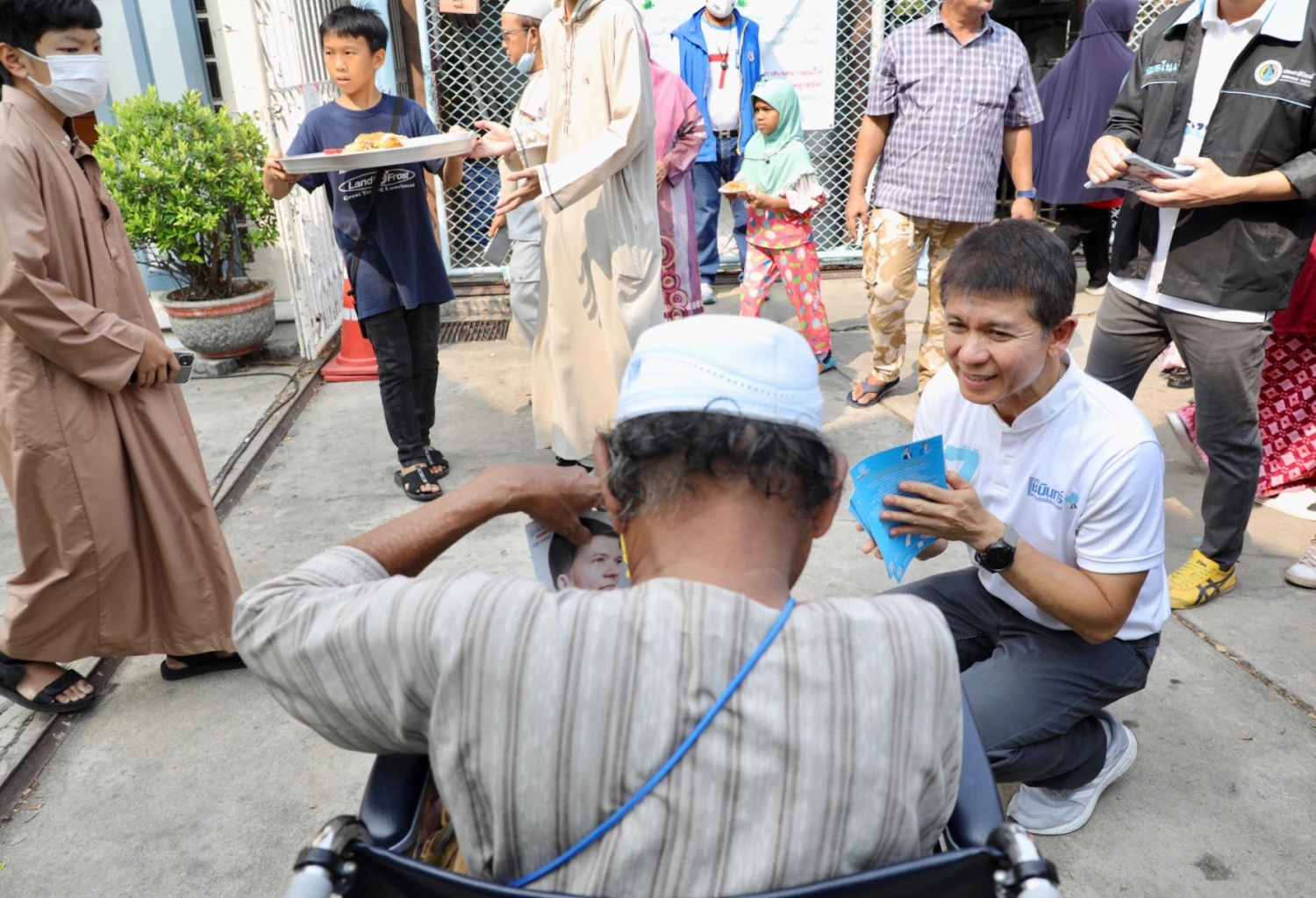 นายชนินทร์ รุ่งแสง