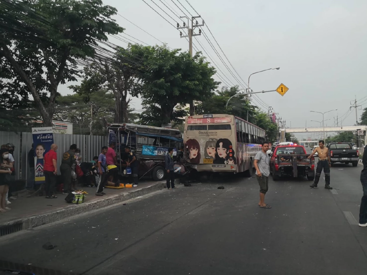 สองแถว - รถเมล์สาย 8 ชนสนั่นเสรีไทย เจ็บ 13 ราย