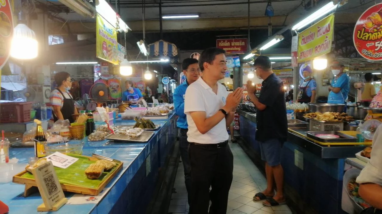 นายอภิสิทธิ์ อ้อนขอคะแนนเสียงจากพ่อค้าแม่ค้า