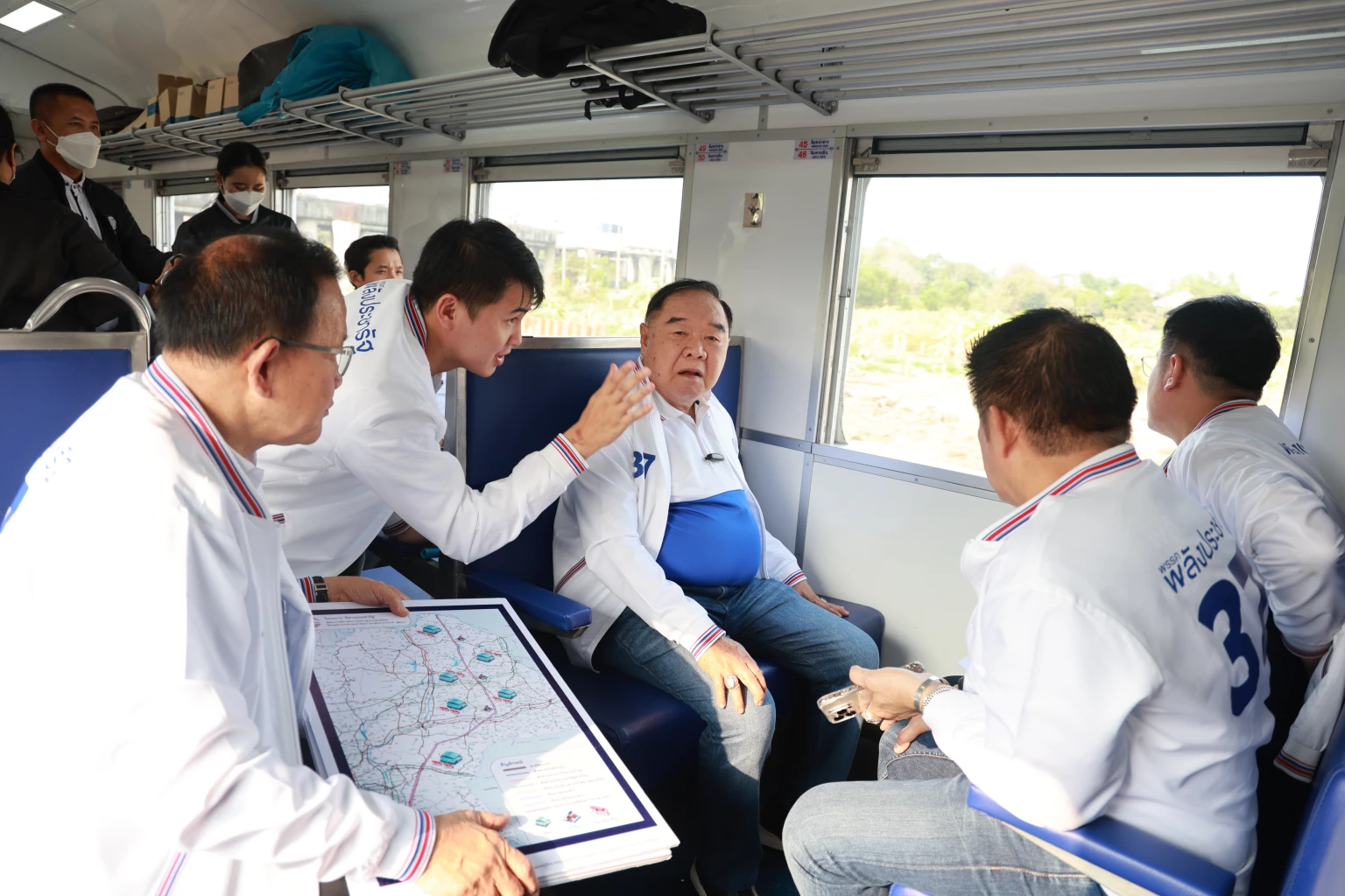 พล.อ.ประวิตร พร้อมแกนนำ พปชร. นั่งรถไฟไปโคราช