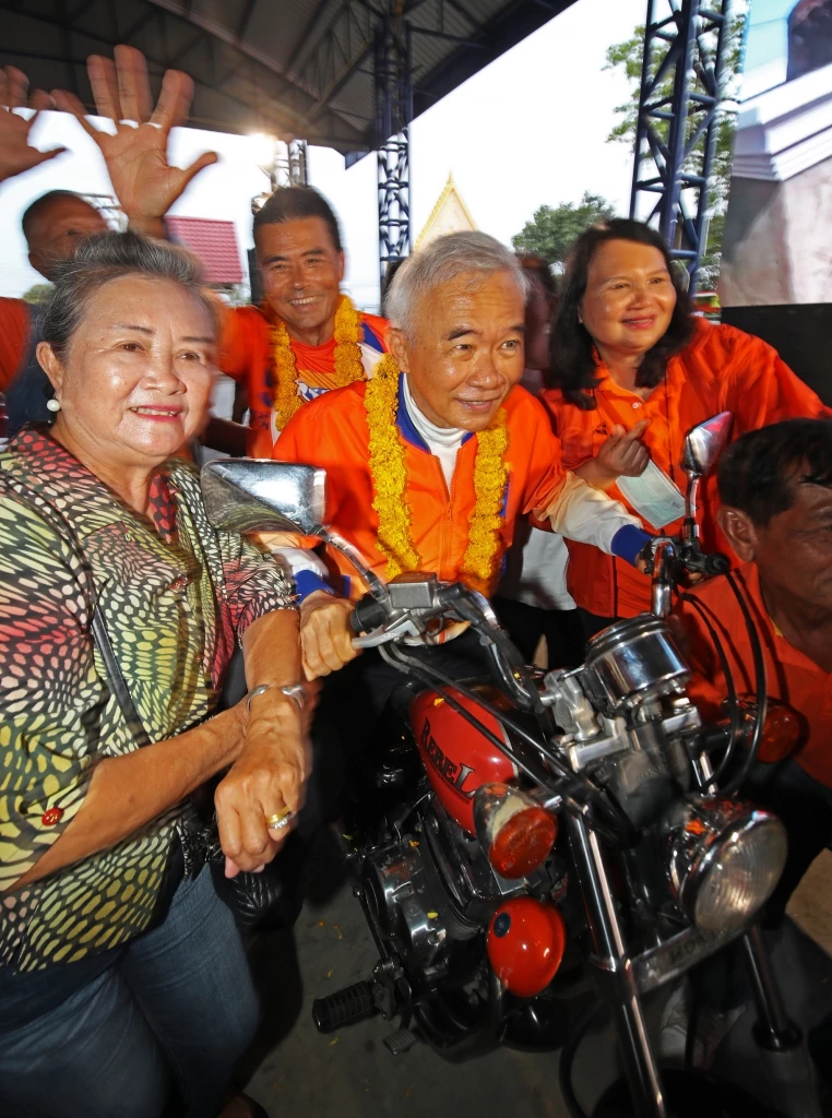 สีสรรเลือกตั้ง66 'สุวัจน์' มาดนักซิ่ง ‘เทวัญ’ ซ้อยท้ายเข้าป้าย 'นายกฯ'