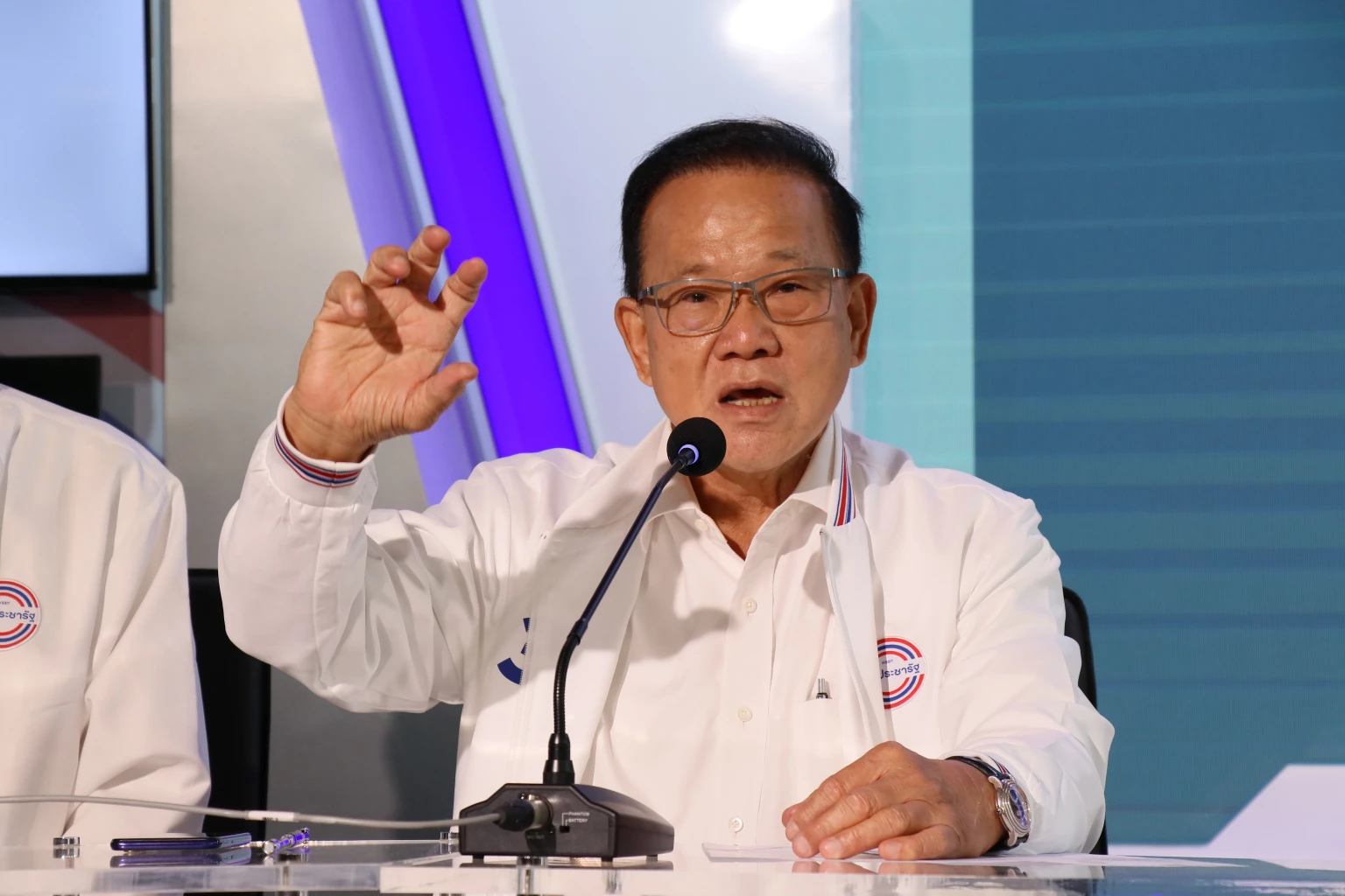 นายสันติ พร้อมพัฒน์